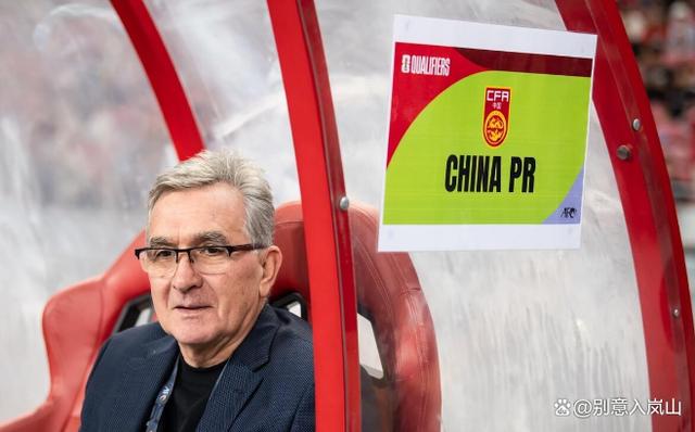 爱游戏官方入口-足球盛事再启：球队为争夺胜利全力以赴
