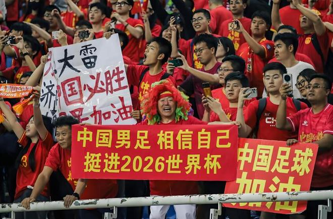 球迷狂热支持中国篮球运动员参加国际比赛