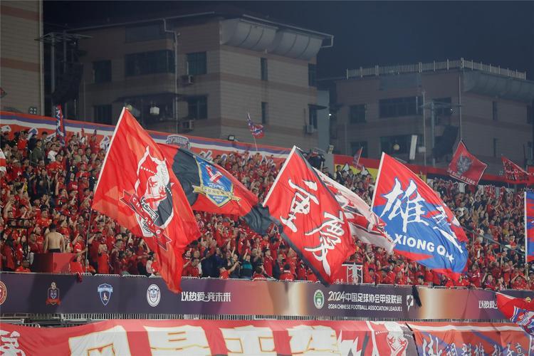 包含国安国重庆，谁能在热火朝天的比赛中脱颖而出？的词条