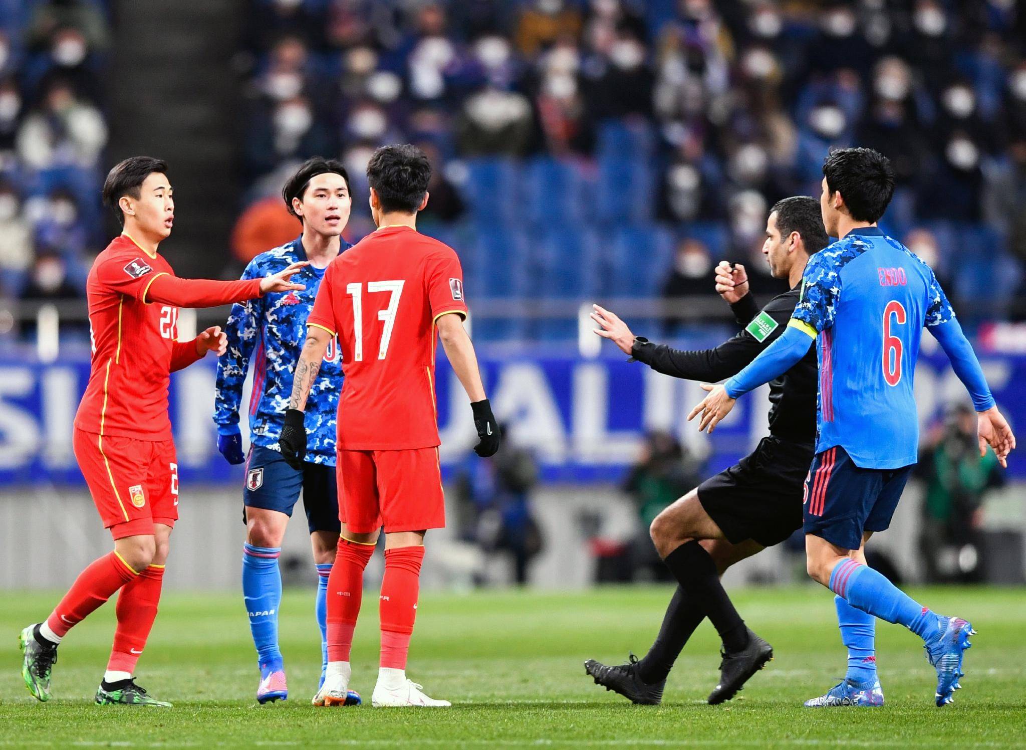 武力压制对手，球队在球场上大获成功！