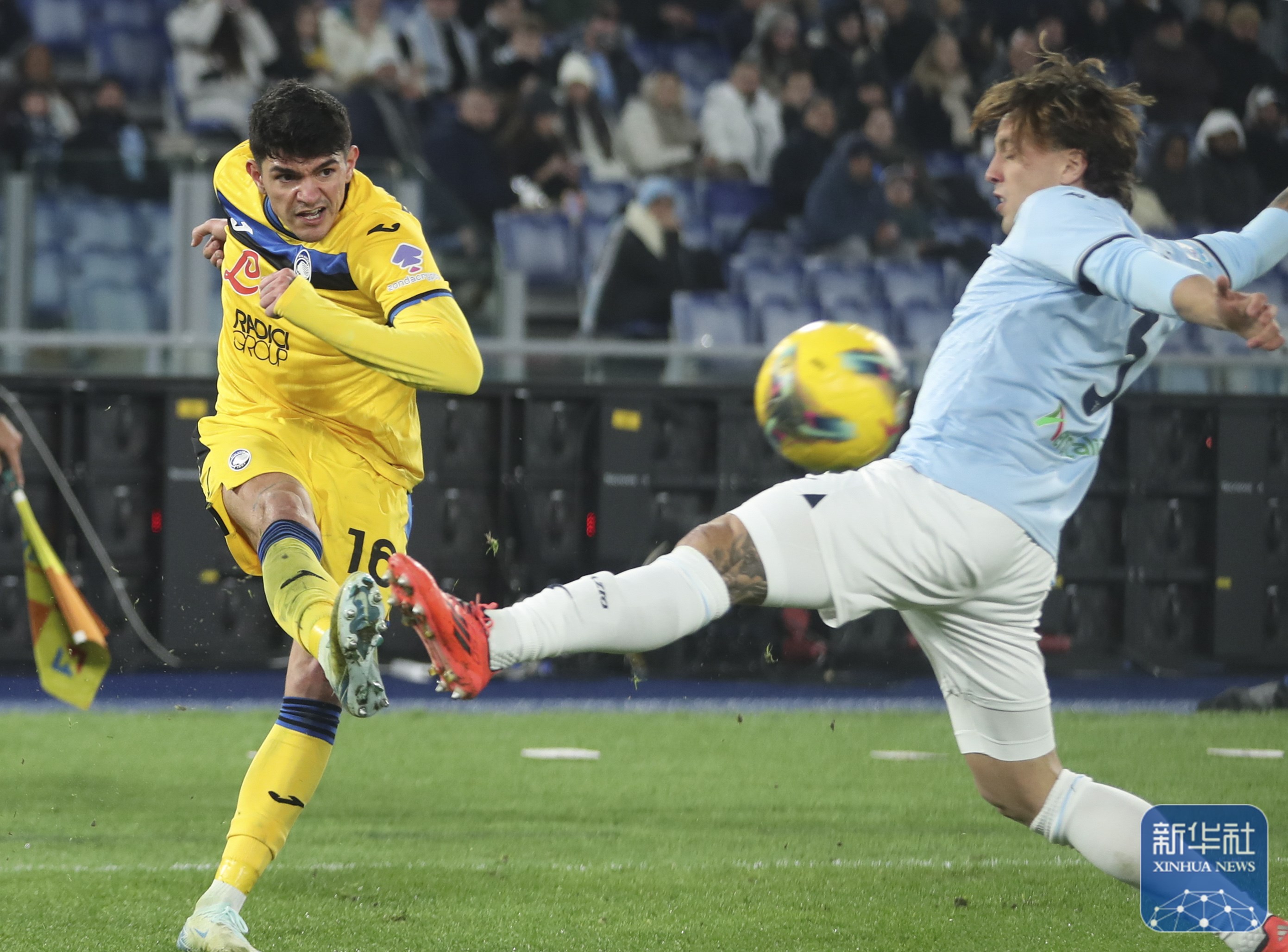 比赛中双方拼尽全力，赛场硝烟弥漫