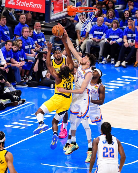 雷霆主场击败黄蜂取得两连胜 雷霆主场击败黄蜂取得两连胜